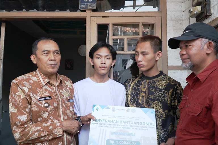 Ngatiyana Serahkan Bansos kepada Warga PPKS
