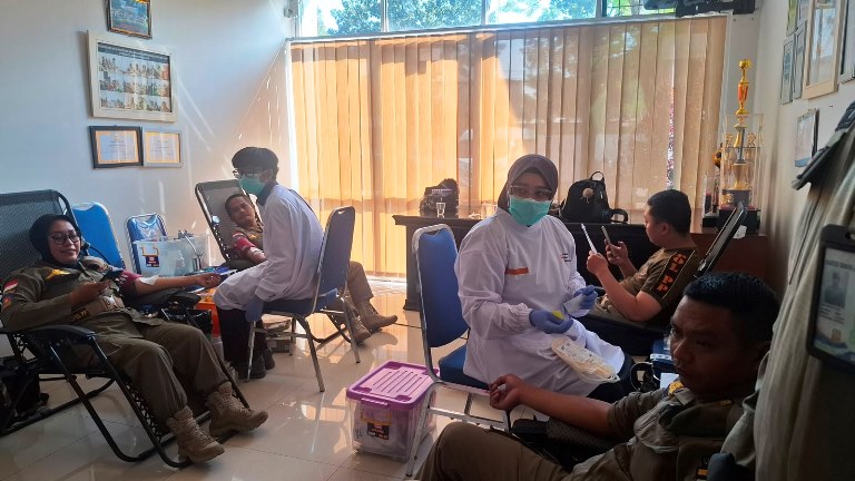 Satpol PP Kota Bandung Jadi Pelopor Aksi Donor Darah Gerakan Indonesia Asri