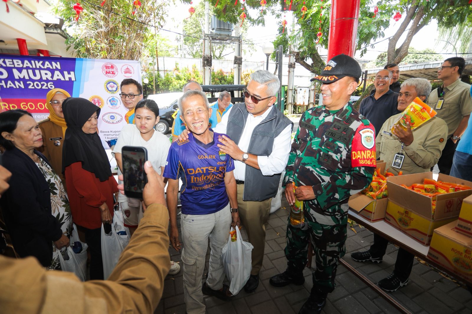 Harga Agar Tetap Stabil, Pemkot Bandung Bersama YDSP Salurkan Bansos Selama Ramadan