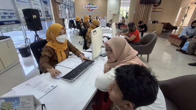 Mengurus IKD Jelang SPMB, Disdukcapil Kota Cimahi Pastikan Pelayanan Cepat