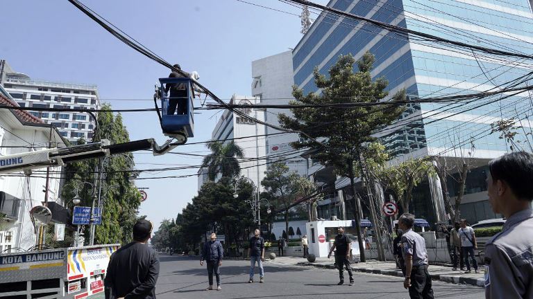 Penataan Kabel Udara Berlanjut, Sepanjang Koridor Asia Afrika Dirapikan
