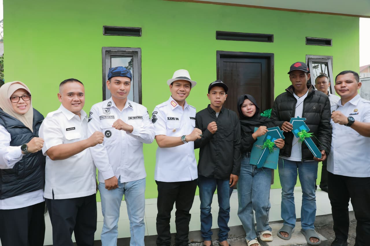 Rasa Haru! Orang Tua Korban Dua Balita Tertimpa Longsor Terima Kunci Rumah dari Bupati Bandung   