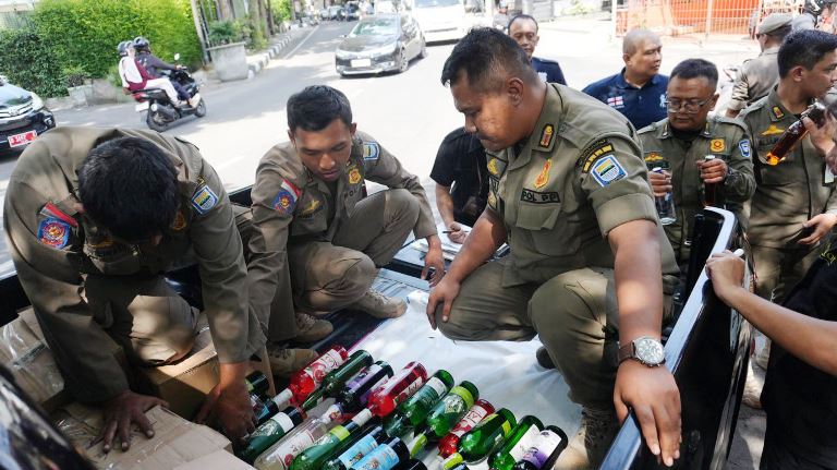 Pemkot Bandung Gencarkan Penertiban Miras dan Obat Terlarang, Farhan: Ini Akar Banyak Kejahatan