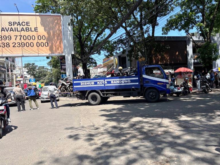 Dishub Kota Bandung Tindak Parkir Liar di Delapan Ruas Jalan, 31 Kendaraan Ditilang