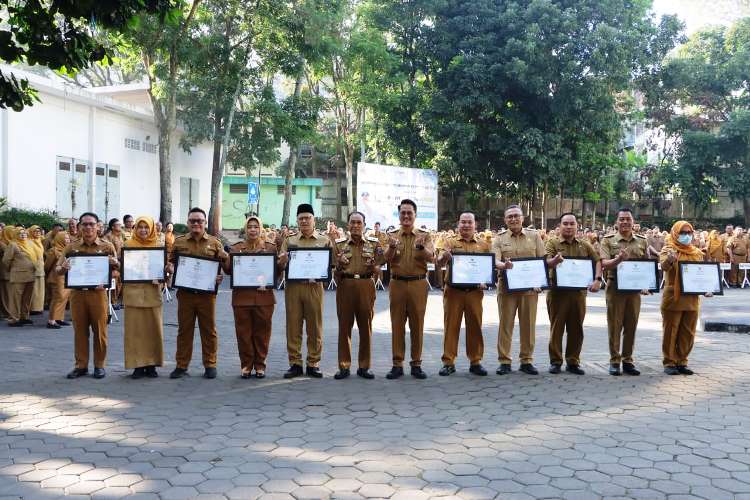 Pemkot Cimahi Serahkan Sertifikat Hasil Evaluasi Internal RB tahun 2025 kepada Perangkat Daerah