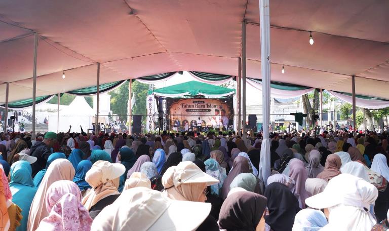 Ribuan Warga Hadiri Peringatan Tahun Baru Islam 1448 H di Alun-alun Cimahi 