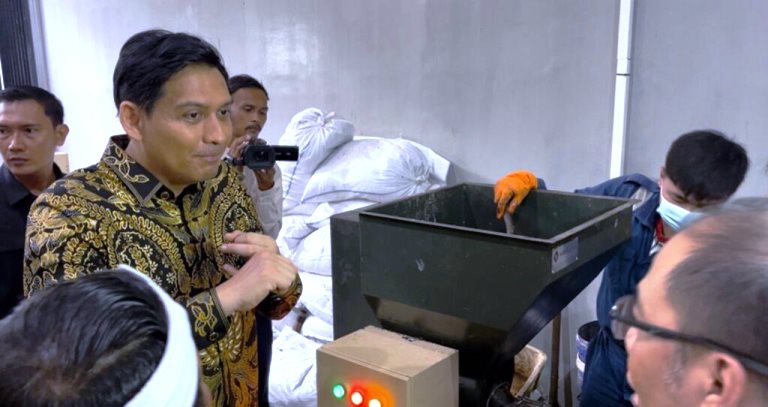 Perkuat Sinergi Pengelolaan Sampah, Bupati Indramayu Hadiri Rakor Khusus di Bale Pakuan
