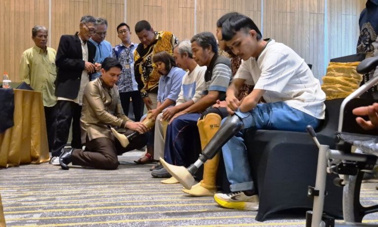 Bantu Atlet Disabilitas, Bupati Lucky Hakim Berikan Kursi Roda Dari Program CSR Perusahaan Jepang
