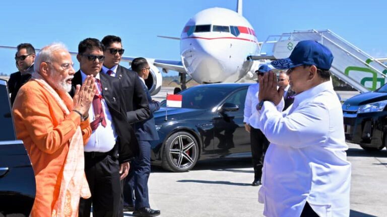 Tiba di Yogyakarta, Presiden Prabowo Sambut PM Modi untuk Kunjungan ke Candi Prambanan