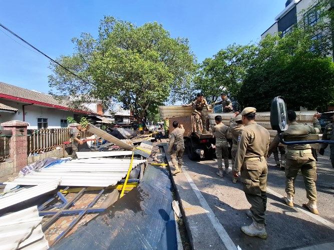 Pemkot Bandung Tertibkan 36 PKL dan Bangunan Liar di Jalan Rajiman