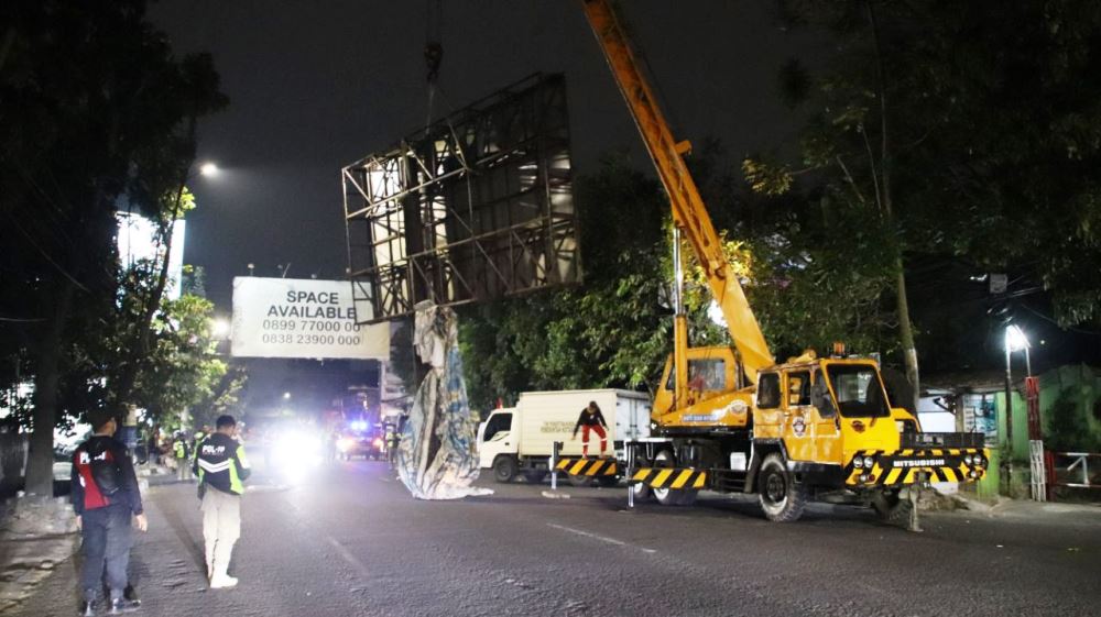 Pemkot Tertibkan Reklame Ilegal, Farhan Tegaskan Tak Ada Toleransi