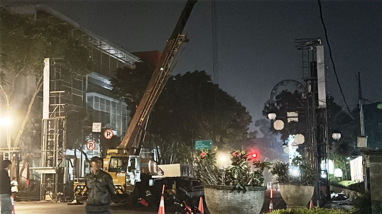 Satpol PP Bongkar Reklame Videotron Melintang di Jalan Riau, Penataan Terus Berlanjut