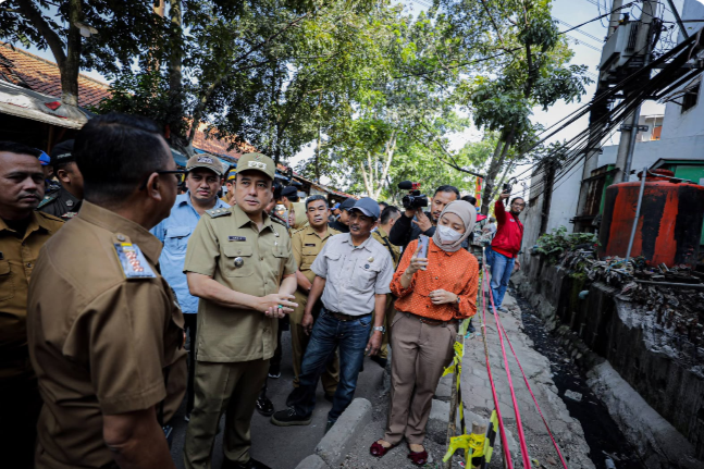 Pemkot Bandung Segel Lokasi Penebangan 12 Pohon Tanpa Izin di Pasar Cijerah
