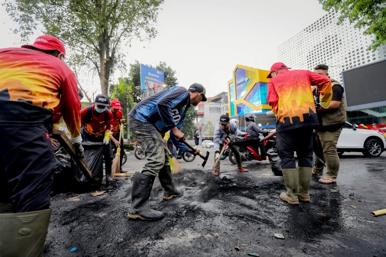 Beautifikasi 17 Ruas Jalan Bandung Berjalan, Sejumlah Proyek Overlay Jalan Tembus 100 Persen