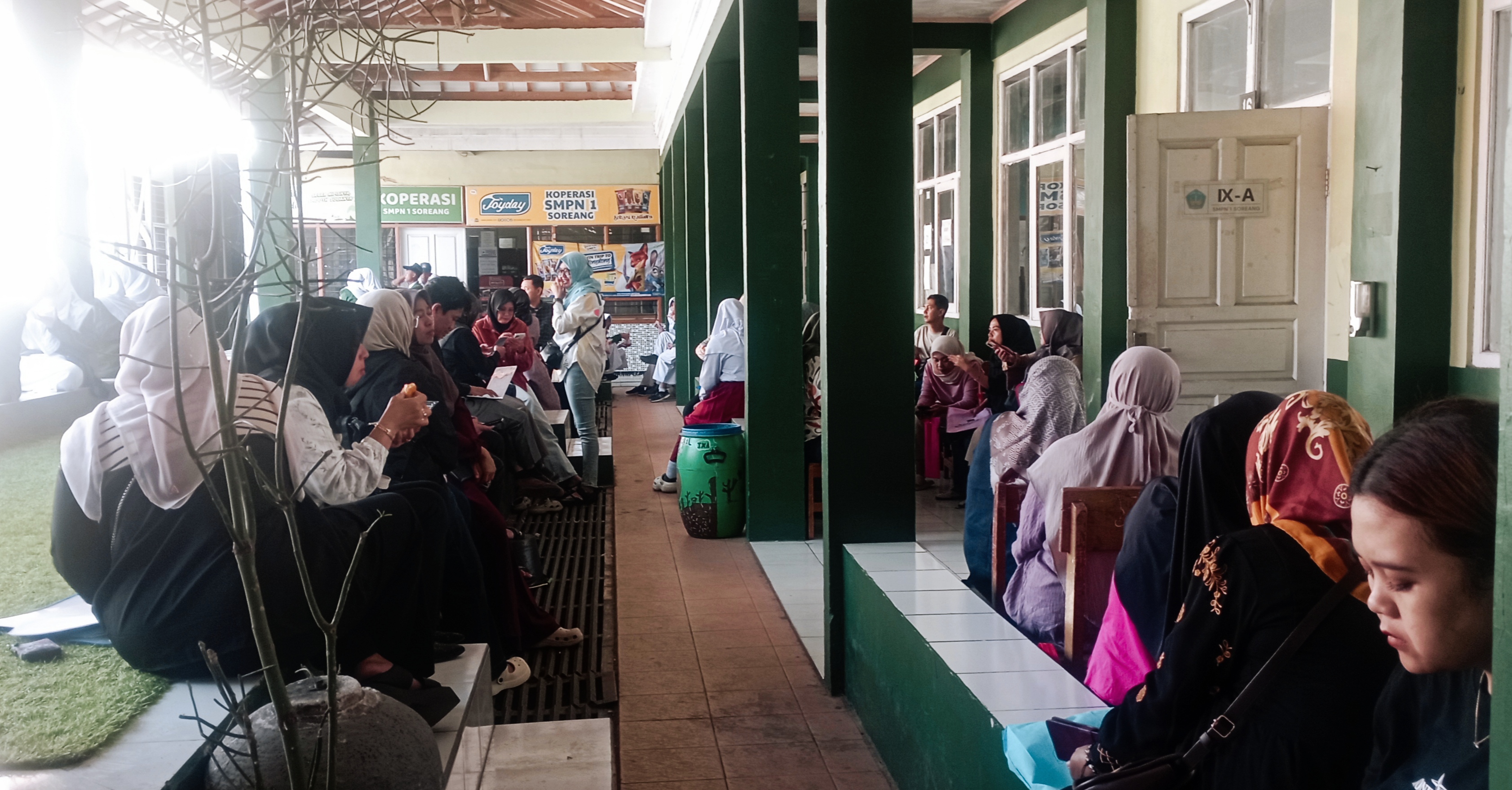 Pelaksanaan SPMB di Kabupaten Bandung Serentak, di SMPN 1 Soreang Orang Tua Murid Antri Sejak Pagi