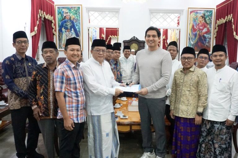Sambangi Bupati Lucky Hakim, Makom Albab Bahas Tiga Isu Penting