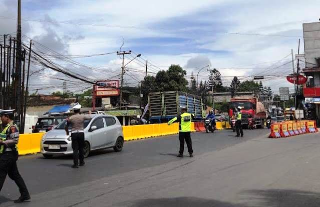 Komitmen Jaga Stabilitas Keamanan dan Kelancaran Lalin, Polres Cimahi Siagakan Personel di Titik Strategis Jalur Tol Padalarang