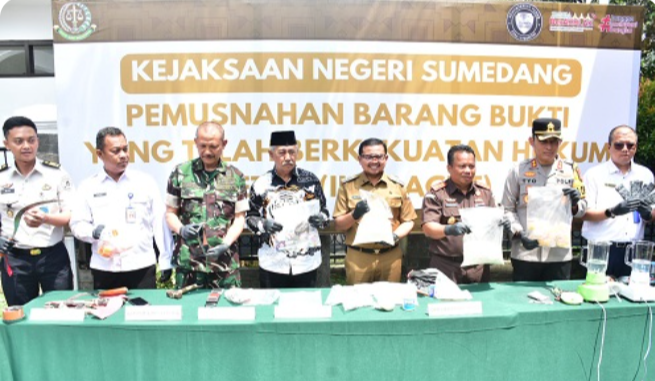Bupati Bersama Kejari Sumedang Musnahkan Barang Bukti Tindak Pidana