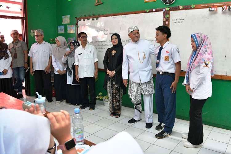 Terharu dan Bangga Melihat Semangat Ihsan, Wagub Jabar Jamin Sekolahnya Tetap Berlanjut