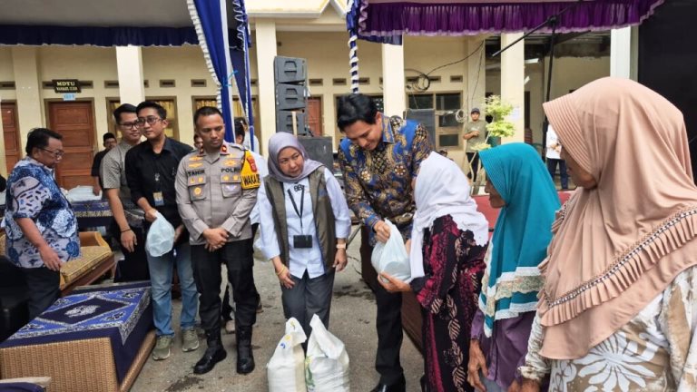 Jelang Lebaran, Bupati Lucky Hakim Serahkan Bantuan Pangan untuk Warga Indramayu