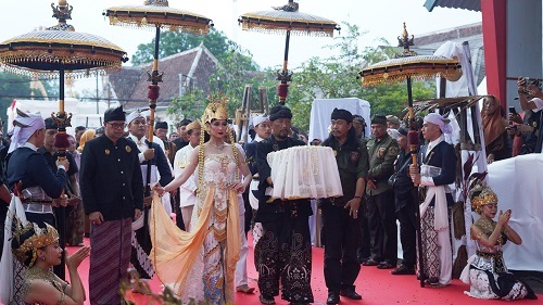 Mahkota Binokasih Pulang ke Sumedang Setelah Kirab