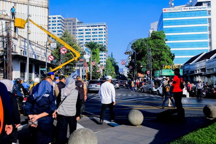 Jelang Festival Asia Afrika, Pemkot Bandung Percantik Simpang Lima
