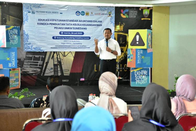 Mahasiswa dan Dosen PNJ Bantu Tata Pengelolaan Keuangan UMKM Sumedang