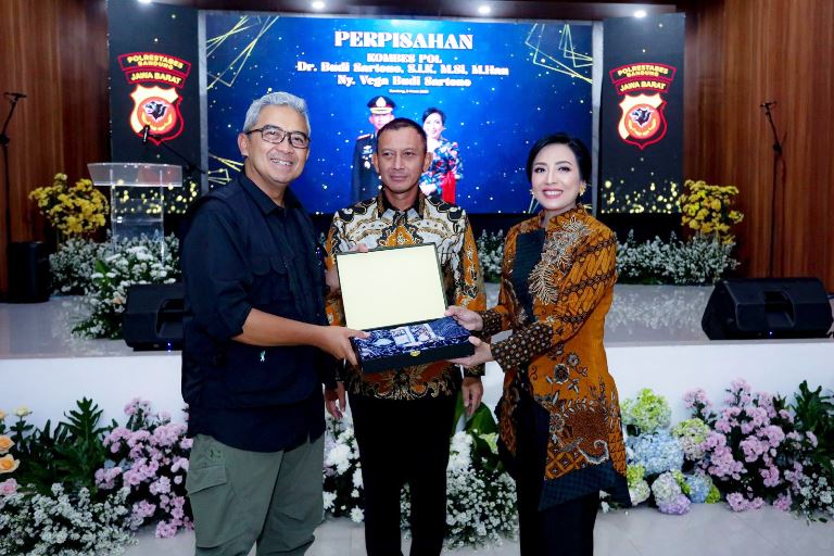 Perpisahan Kapolrestabes Bandung, Farhan Apresiasi Pengabdian Kombes Pol Budi Sartono