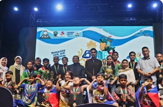 Pemkab Berikan Penghargaan bagi Atlet dan Pelajar Berprestasi di Boxing Bupati Cup