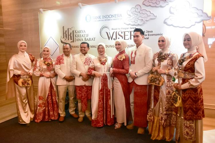 Sumedang Tampil Memukau dengan Fesyen Mahkota Binokasih, Kujang, dan Tarawangsa di PKJB