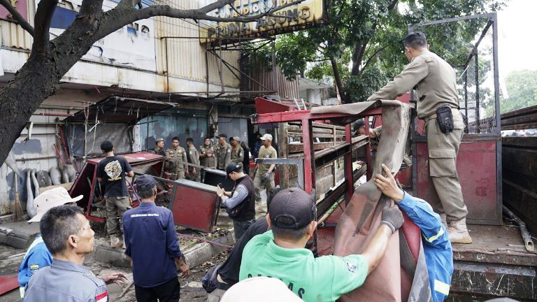 Penertiban Tahap Ketiga PKL Cicadas, Satpol PP Bongkar 11 Lapak Kosong