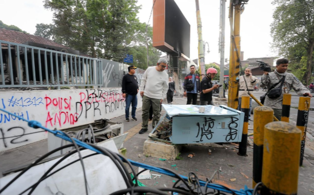 Aksi Anarko Rusak Fasilitas Kota : Lampu Lalu Lintas & Jaringan Fibre Optics Lalu Lintas 75% Hancur