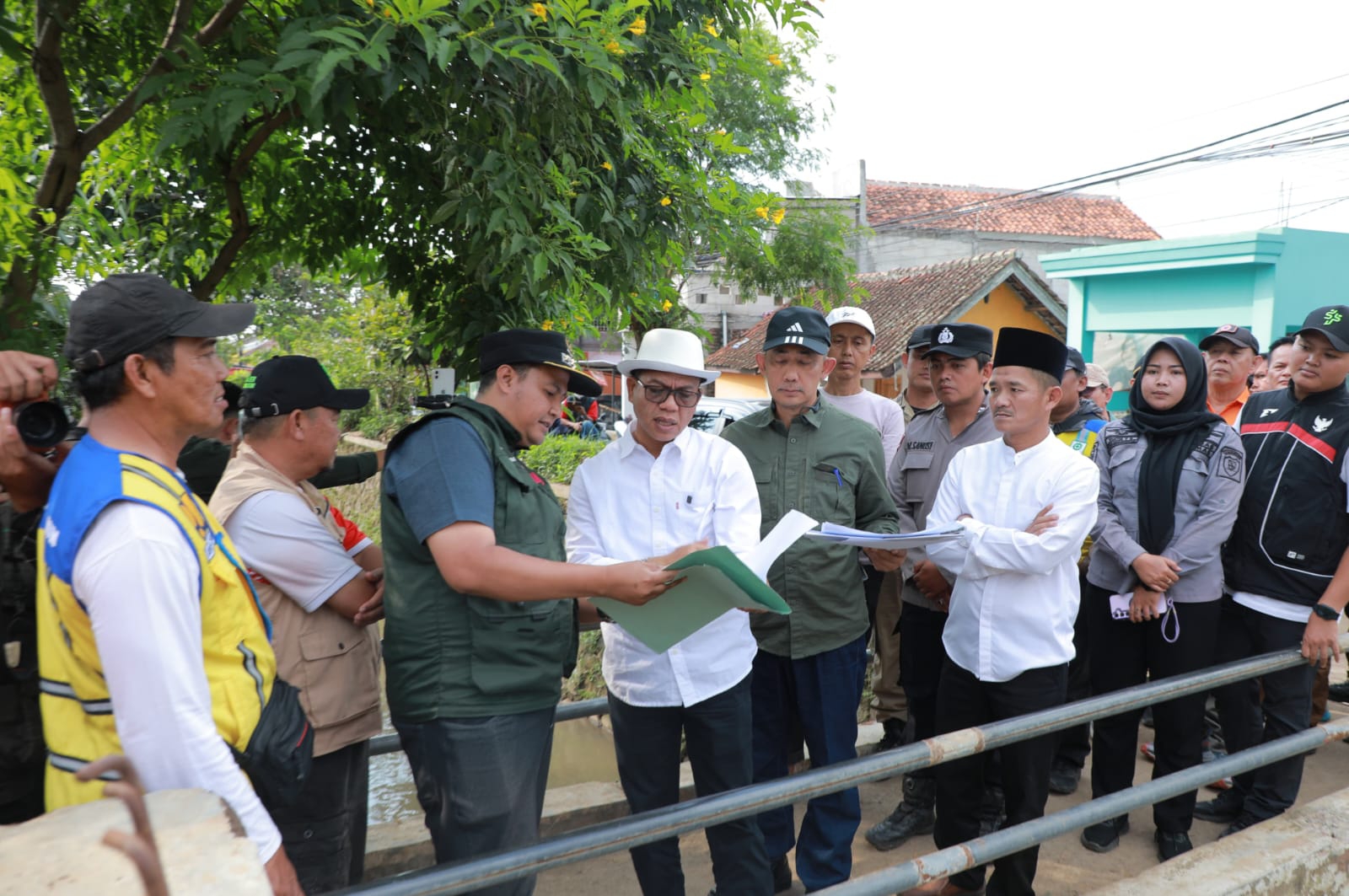 Banjir Bandang Terjang Pemukiman di Panyadap, Usai Umroh Bupati Bandung Tinjau Lokasi
