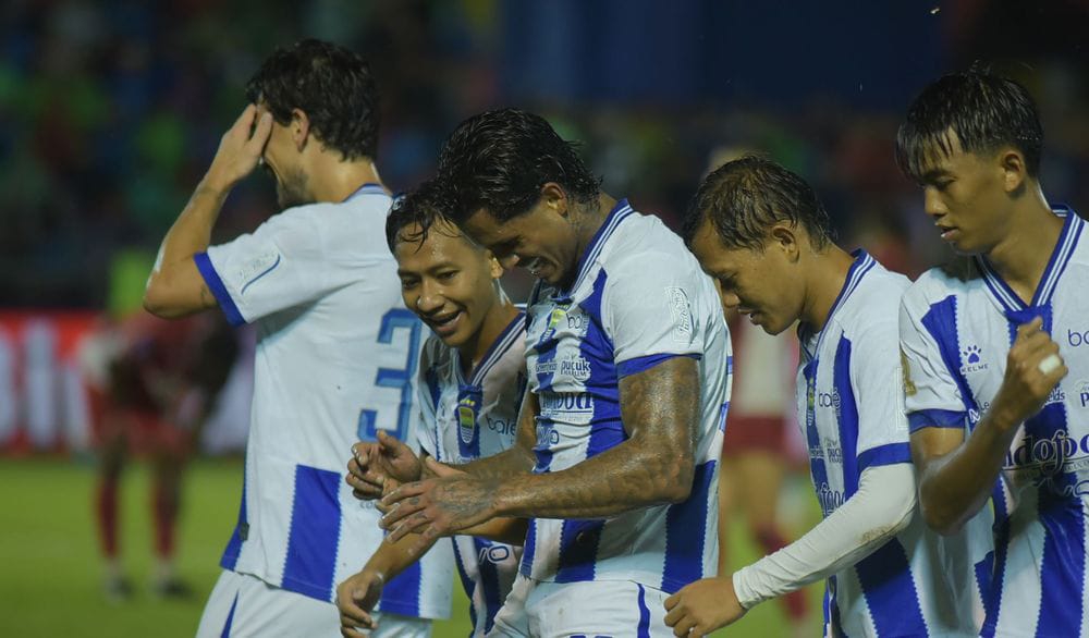 Menang Telak Atas Semen Padang, Persib Kokoh di Puncak Klasemen, Ini Respon Hodak dan Beckham