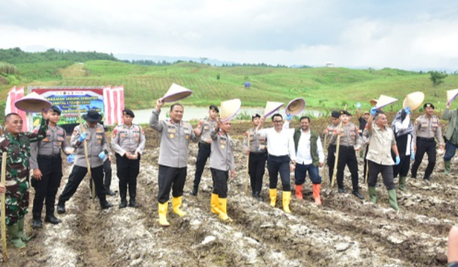 Polri Tanam Jagung Serentak di Sumedang Dukung Swasembada Pangan