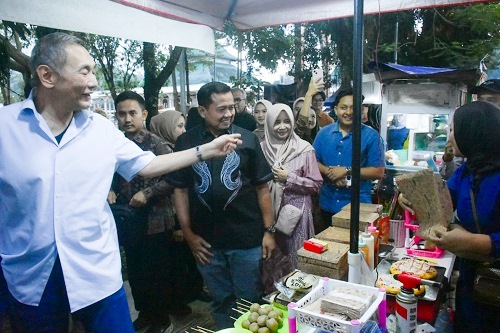 Jusuf Hamka dan Bupati Dony Ngabuburit di Alun-Alun Sumedang, Borong Takjil untuk Warga