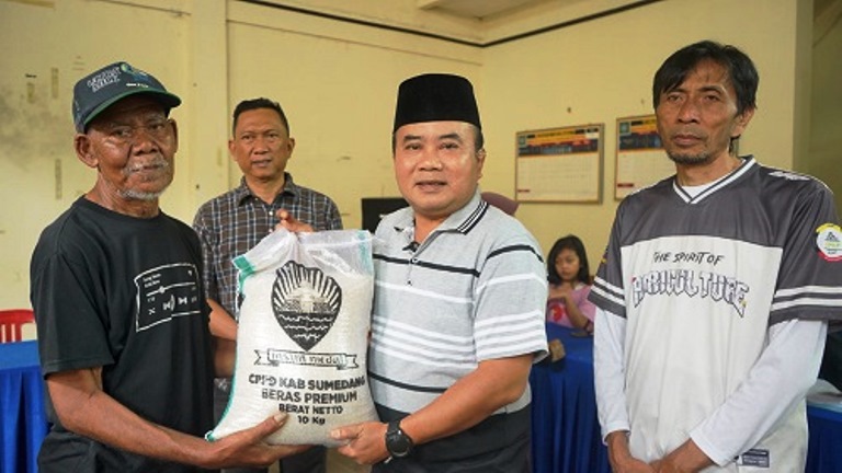 Jelang Lebaran 2026, Pemkab Sumedang Salurkan Beras CPPD untuk 36 Desa Rawan Pangan 