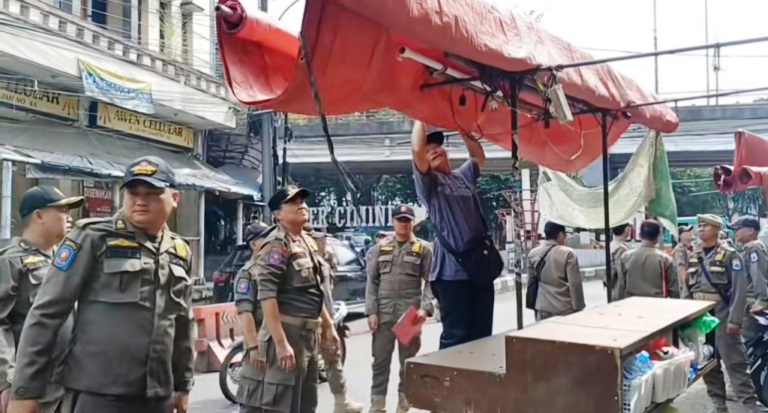 Satpol PP Kota Cimahi Tertibkan Kawasan Cimindi dari PKL Liar 
