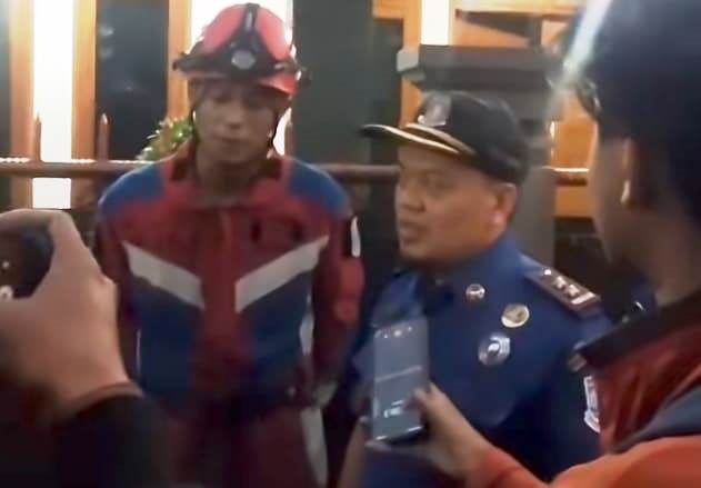 Dramatisnya Saat Personel Damkar Kota Cimahi Evakuasi Anak yang Tangannya Tertancap Pagar Rumah