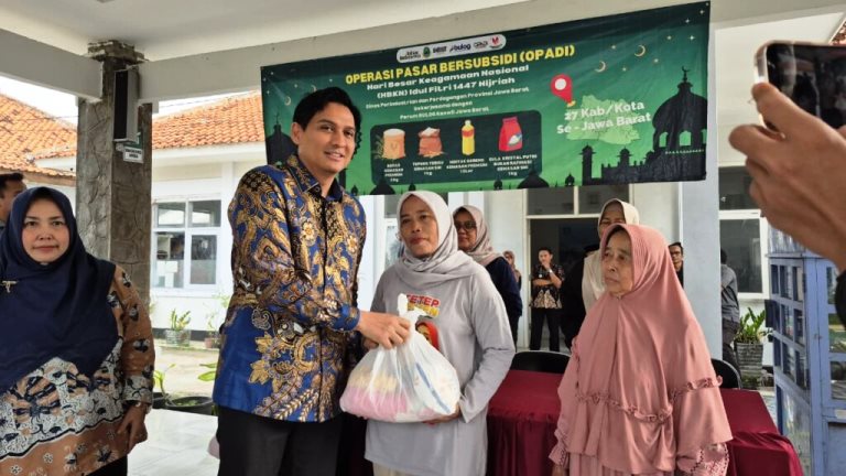 Gelar Pangan Murah untuk Warga Kurang Mampu, Bupati Lucky Pantau OPADI