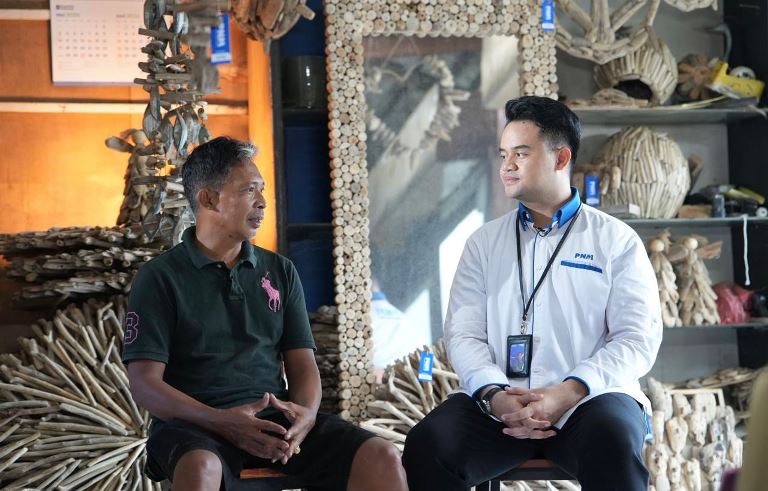 Limbah Kayu Pantai Disulap Jadi Kerajinan Bernilai Ekspor oleh Wayan, Nasabah PNM ULaMM Denpasar