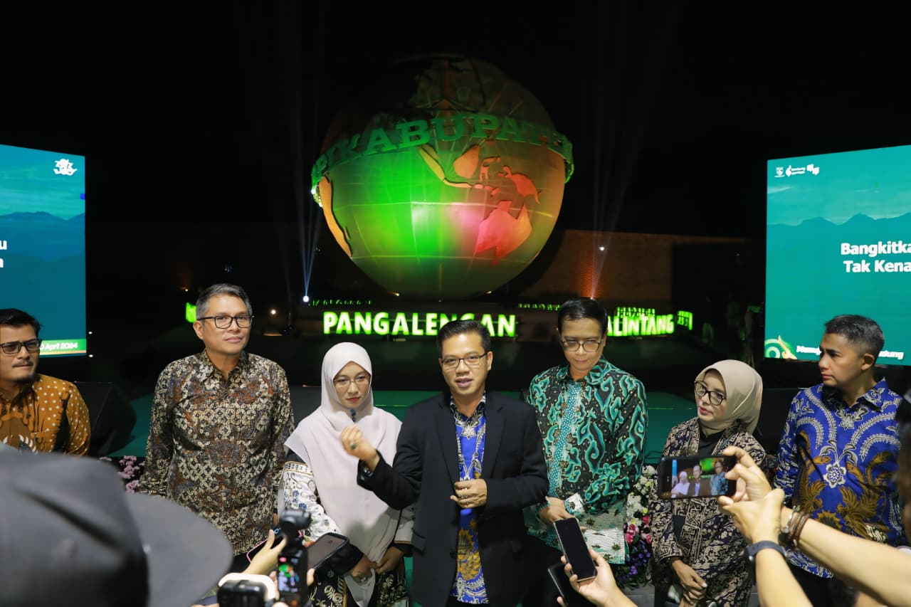 Jadi Ikon Baru, Bupati Bandung Resmikan Monumen Globe Kopi Kabupaten Bandung