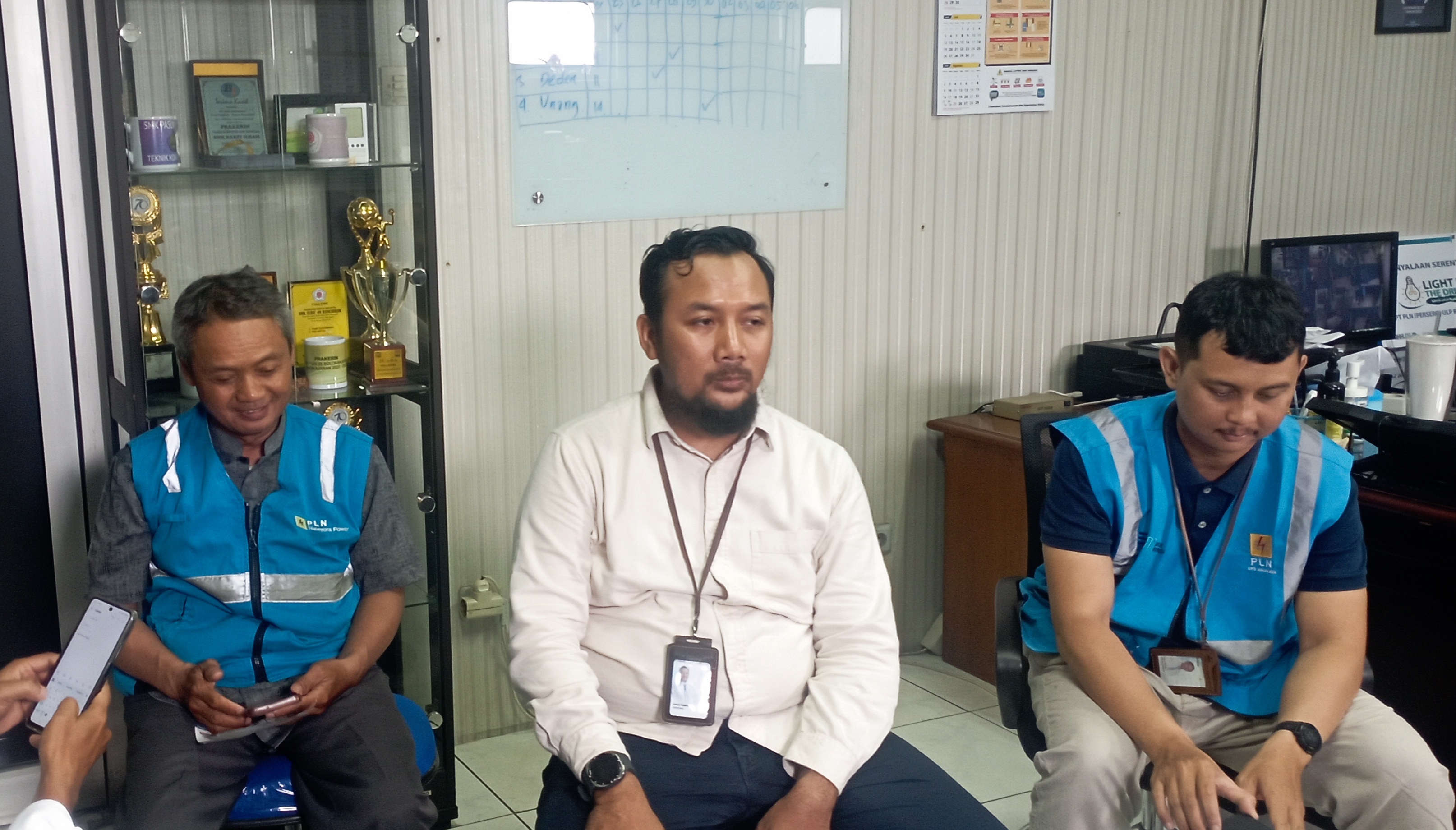 ULP PLN Rancaekek Lakukan Gerakan Jumat Bebas Kendaraan Berbasis BBM ke Kantor