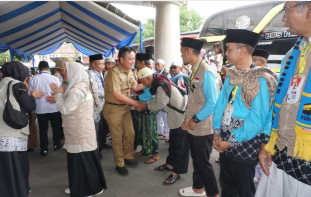 Wakili Bupati Lucky Hakim, Kadis Kominfo Indramayu Sambut Kepulangan 445 Jemaah Haji Kloter 30