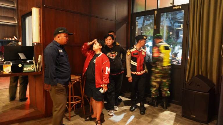Nekat Beroperasi Saat Hari Besar Keagamaan, Satpol PP Tindak Tempat Hiburan Malam dan Segel Toko Minol Ilegal