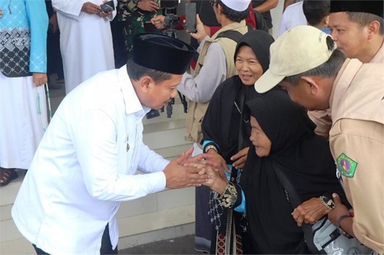 95 Calon Haji Dilepas Bupati Dony Ahmad Munir