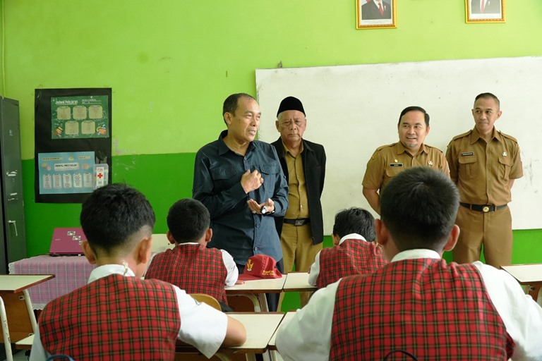 Pantau TKA SD Tahun 2026, Wali Kota Cimahi Pastikan Pelaksanaan Berjalan Lancar