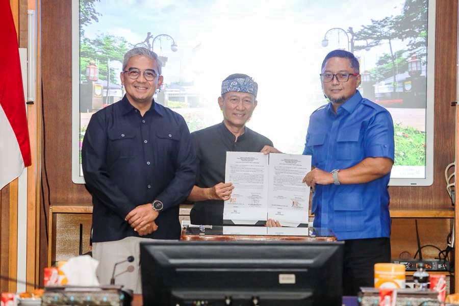 Pemkot Bandung Serahkan BAST Hibah Bankeu Parpol Tahun Anggatan 2026