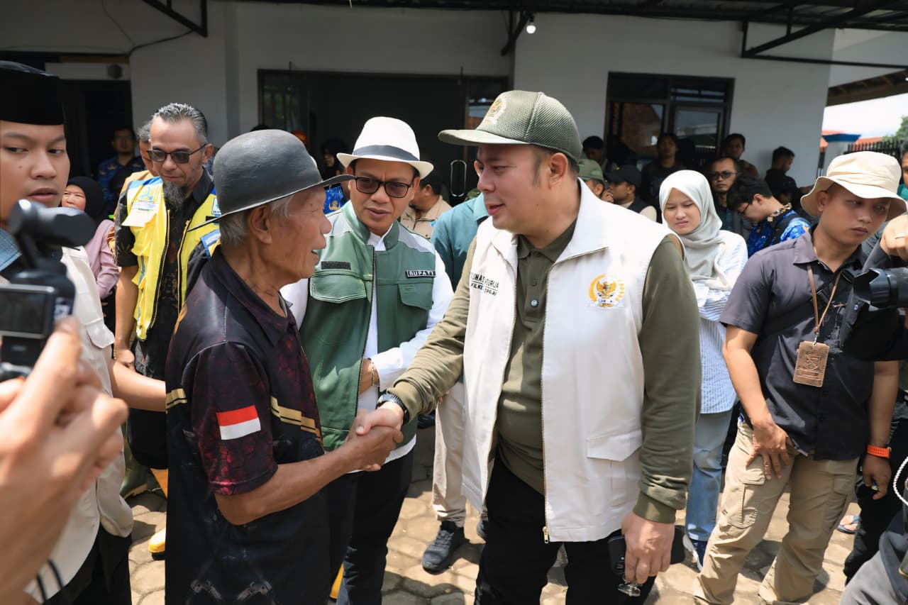 H Cucun Serahkan Bantuan Korban Banjir di Panyadap, KDS Fokuskan Penanggulangan Bencana di 29 Kecamatan 