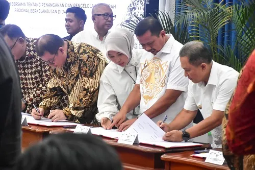 Bupati Dony Teken Kesepakatan Pengembangan Kawasan Rebana dengan Gubernur Jabar.